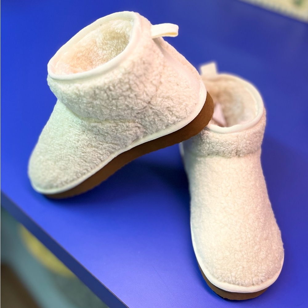 UNION BAY “Lizzie” Cozy Cream Kids Boot-style slippers.  NEVER WORN (size 7)